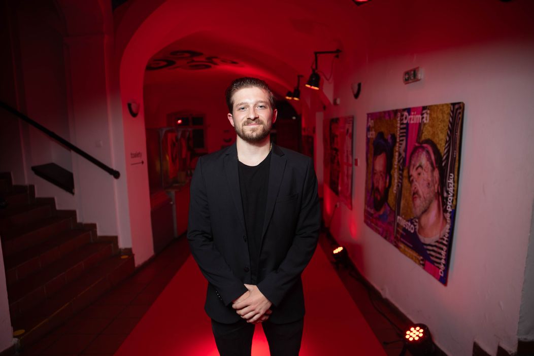 Herec Filip Červenka v seriálu Studna ztvárňuje postavu Slávka