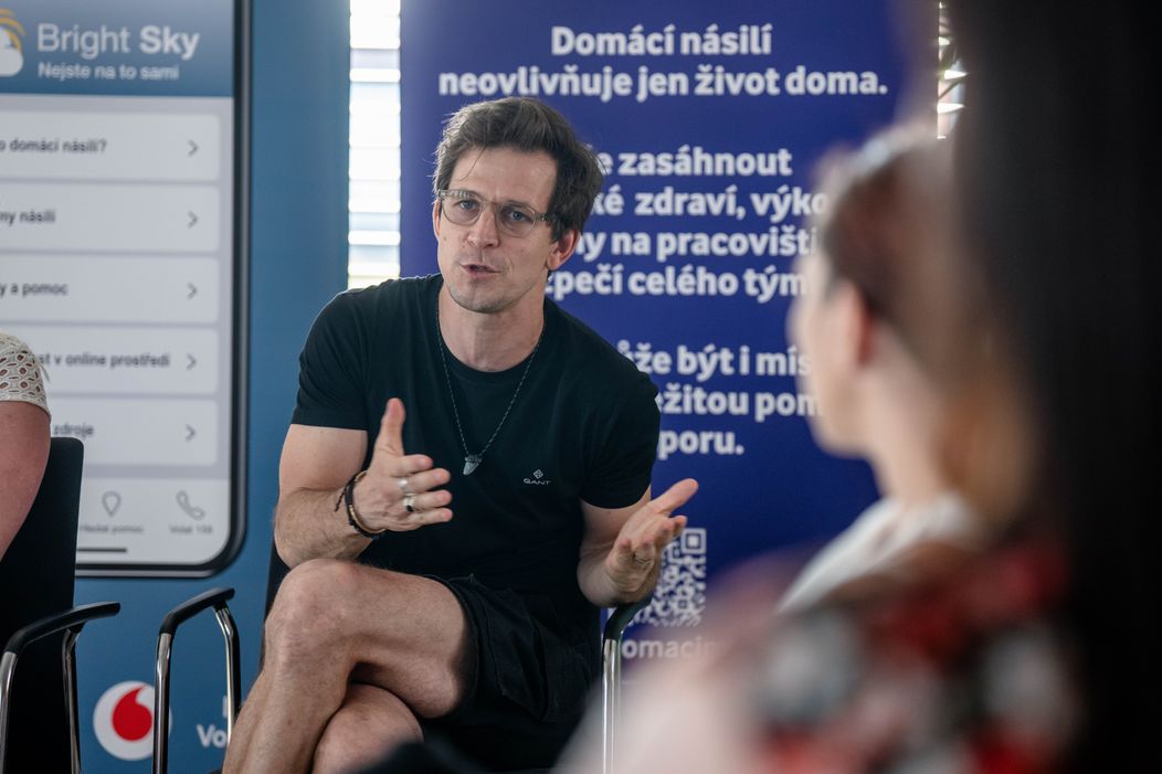 V návaznosti na sérii Monyová a před uvedením dokumentu Láska nebolí uspořádala TV Nova spolu s Nadací Vodafone (která Chartu proti domácímu násilí založila) a Kooperativou (signatářem je od roku 2023) setkání s dalšími signatáři, tvůrci Monyové i dokumen