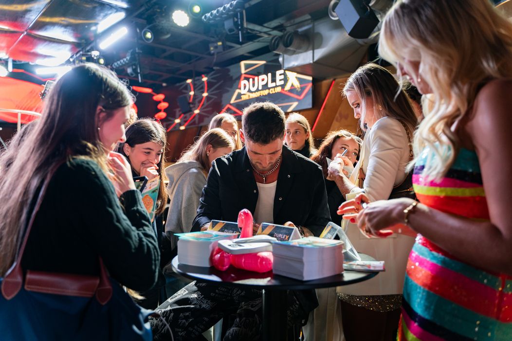 Vítězové Love Islandu se podepisují fanouškům