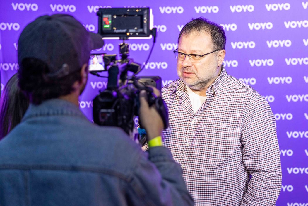 Novinář Jaroslav Kmenta na předpremiéře Extraktorů.