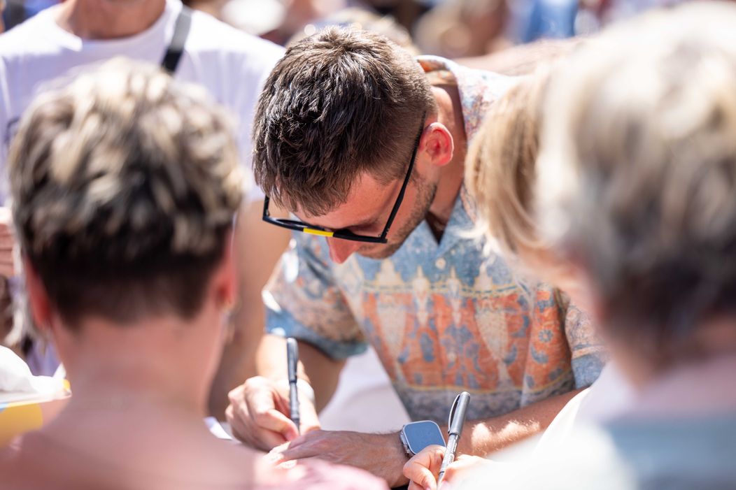 Jiří Böhm se podepisuje fanouškům