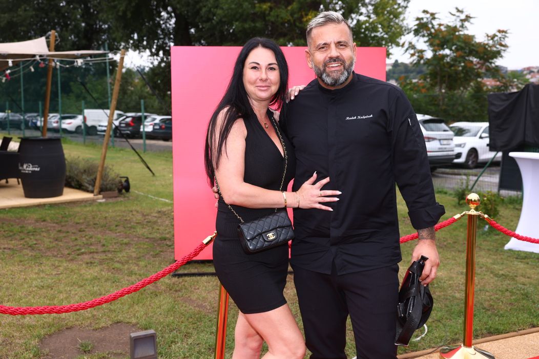 Radek Kašpárek se svou ženou Andreou na tiskové konferenci