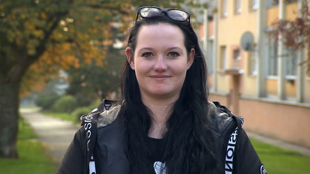 Na druhé straně se Jana (25 let), která má tři děti, ocitne v prostředí s přísnými pravidly v domácnosti a začne se přizpůsobovat jinému stylu života.