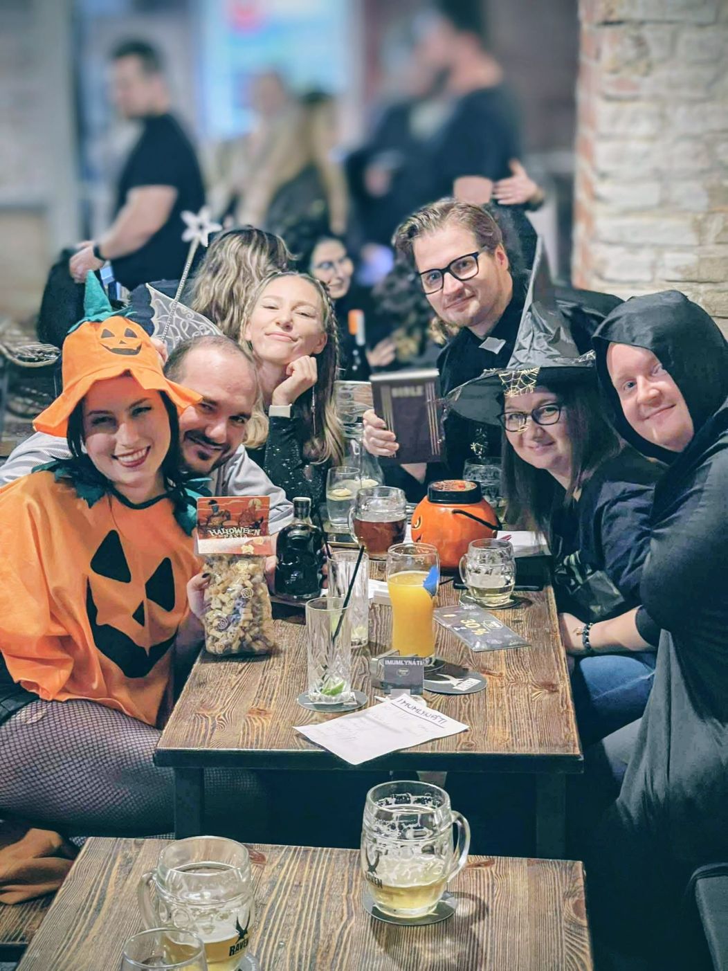 Tahle partička si Halloween pořádně užila.