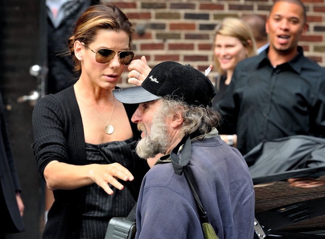 Bezdomovec, který zná všechny celebrity a všechny celebrity znají jeho - Sandra Bullock