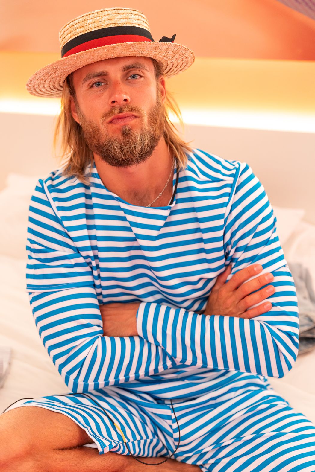 Tomáš na Love Islandu v retro plavkách