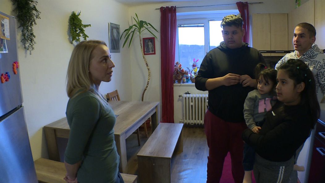Denisa při přivítání s náhradní rodinou.