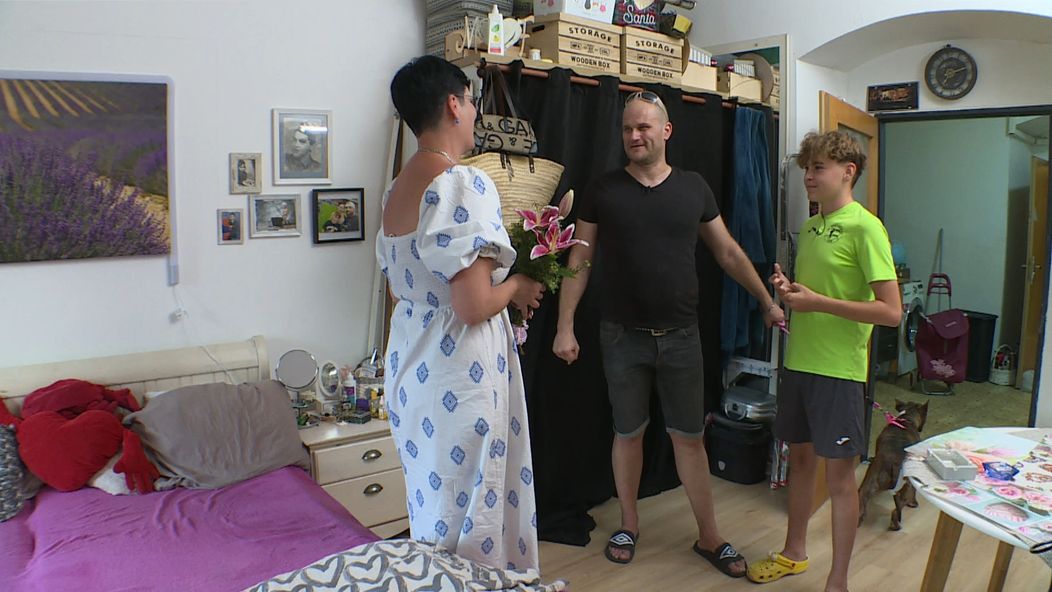 Lucie po příjezdu do bytu v Lounech naráží na nečekané překážky. Kritizuje vybavení domácnosti, které podle ní neodpovídá jejím standardům. „No takhle kdyby to měly moje děti, tak je normálně ztřískám," komentuje s ironií a hodnotí pořádek i přístup náhra