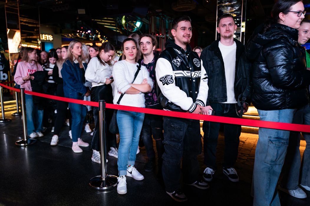 Na setkání s účastníky Love Islandu v Duplexu se stály dlouhé fronty