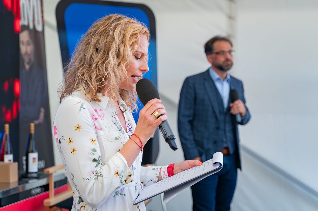 Kristina Kloubková na Dni s Novou v Hradci Králové, vzadu Kalkulátor