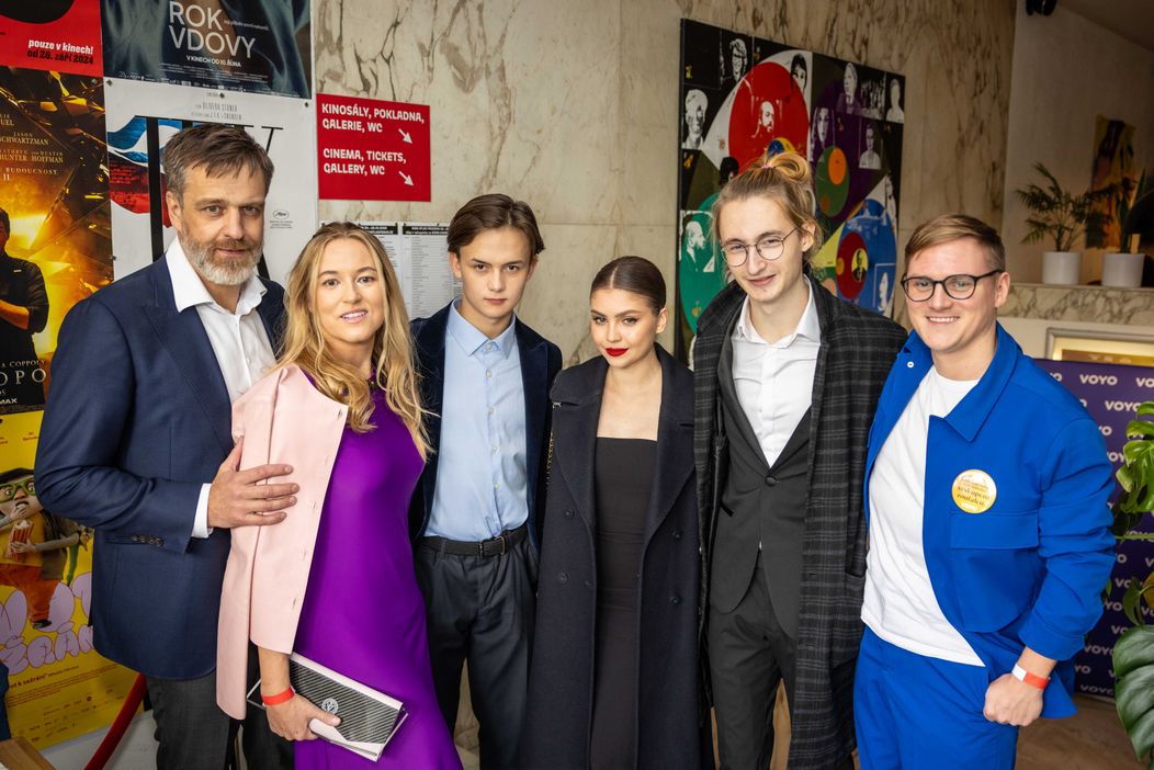 Herci a tvůrci seriálu Sex O’Clock – Václav Vašák, Karolina Zalabáková, Maxmilián Kocek, Karolin Omastová, Kryštof Švehlík a Jan Bártek