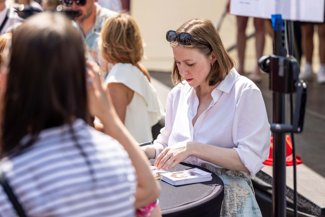 Agáta Kryštůfková z ordinace se podepisuje fanouškům na Dni s Novou