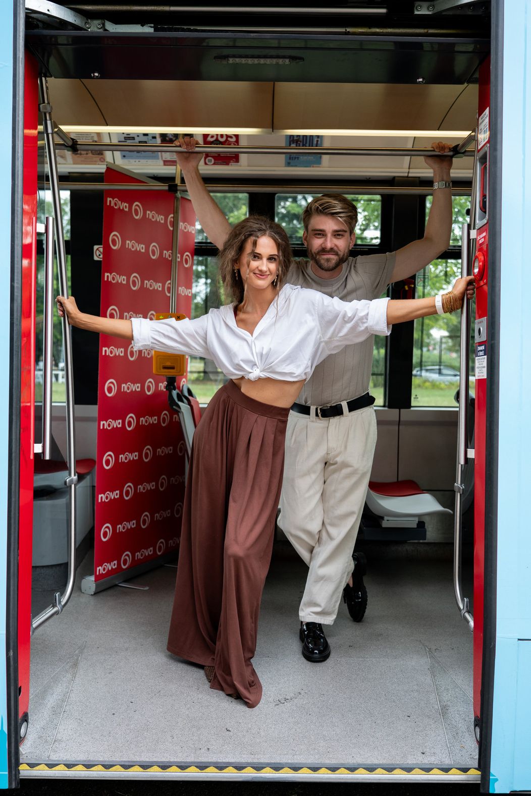 Michaela Petřeková a Marek Lambora v tramvaji