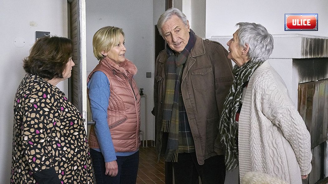 Ulice - Marie (Jitka Smutná), Jolana (Miluše Šplechtová), Zdeněk (Karel Heřmánek) a Amálie (Dana Syslová) na chatě v Harasově v seriálu Ulice