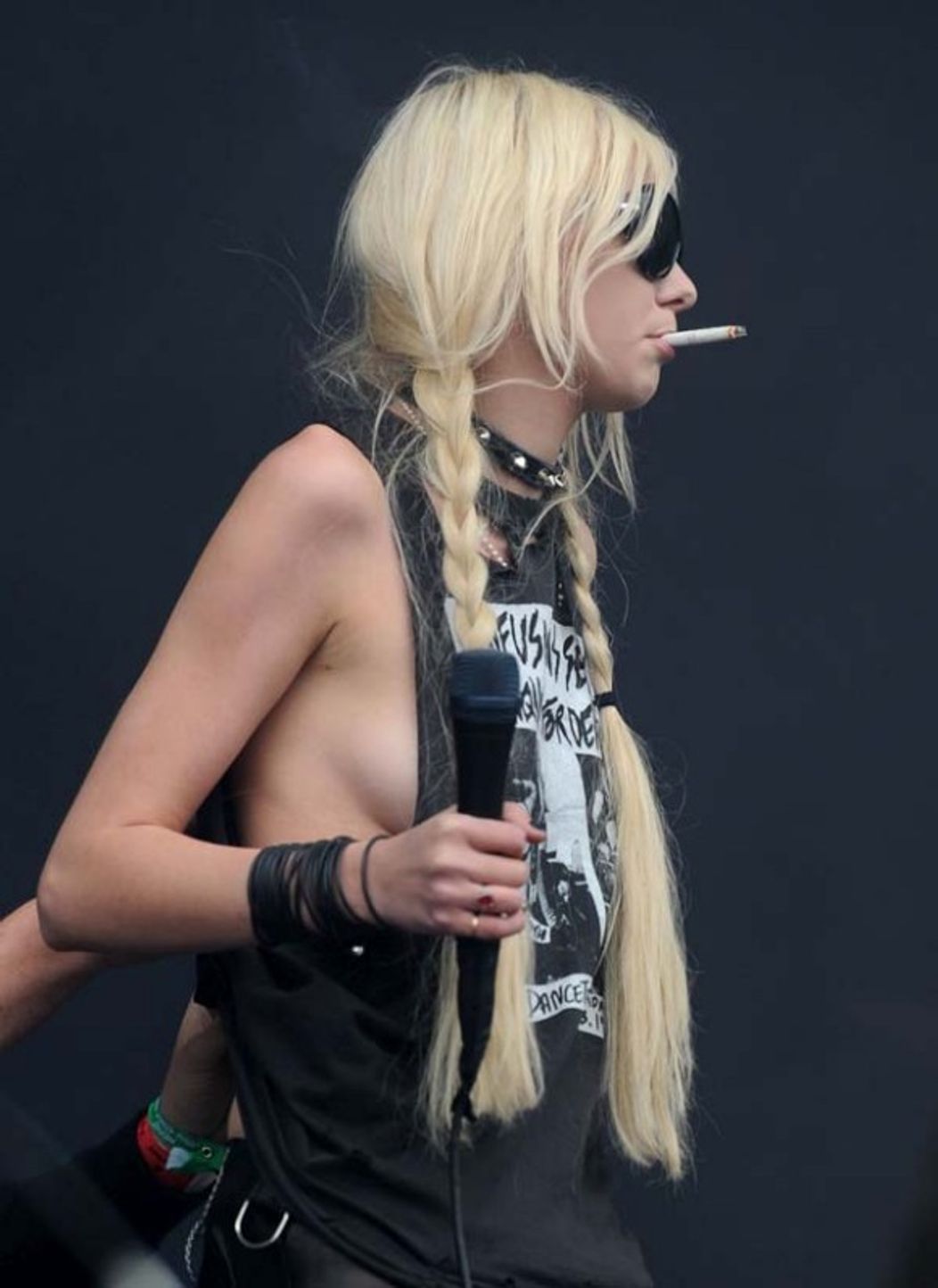 Zpěvačka Taylor Momsen provokuje na koncertě