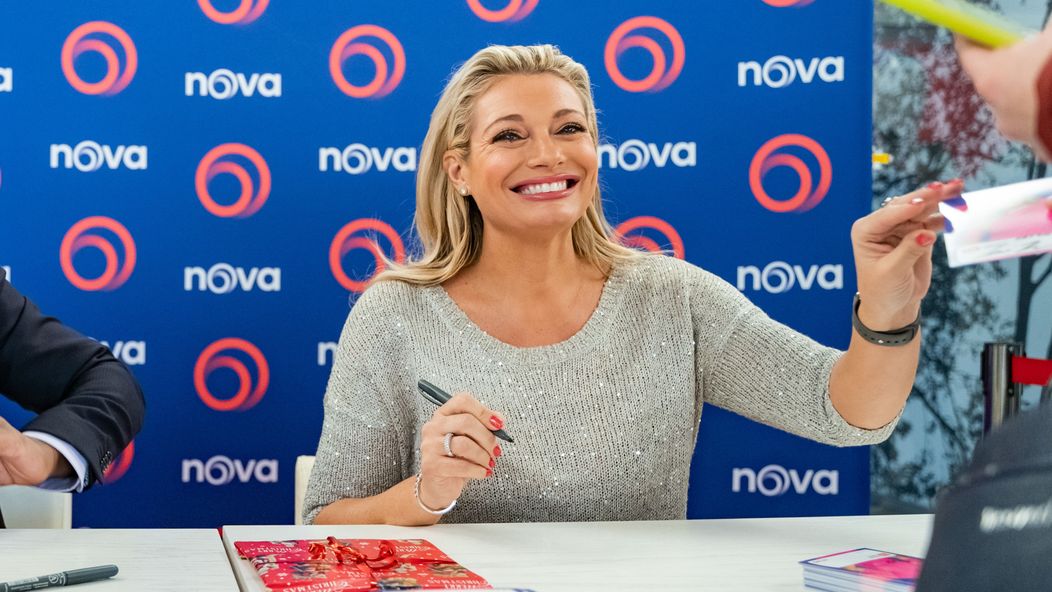 Den otevřených dveří: Lucie Borhyová se podepisuje divákům