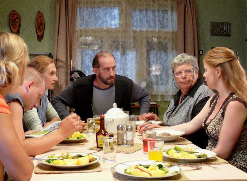 Taková normální rodinka (ČR, 2008). Zleva: Vanda Hybnerová, Ľubo Kostelný, Eva Holubová, Jaromír Dulava, Lilian Malkina, Monika Zoubková