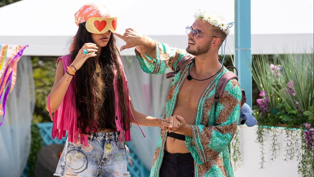 10. díl Love Islandu - párty ve stylu hippies (cropped)