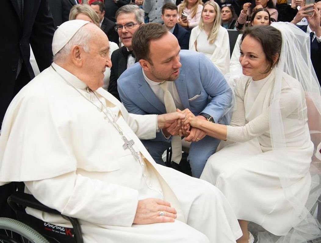 Radek Mazal a manželka Emilie - Páru požehnal papež František ve Vatikánu