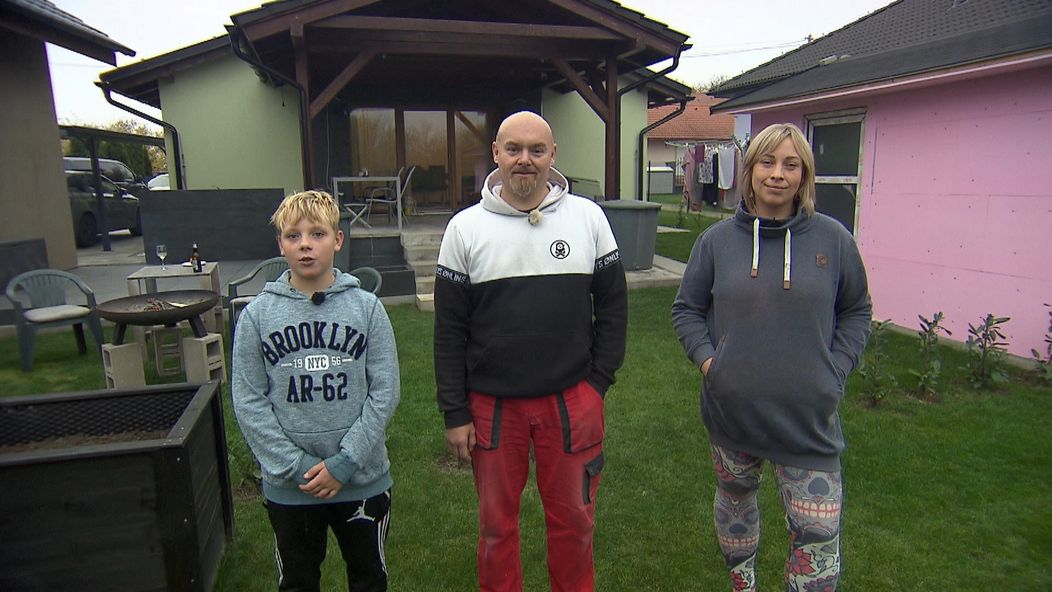 První rodina žije ve vlastním rodinném domě u Mladé Boleslavi. Martina je 36letá maminka, která pracuje v pojišťovně. Její partner Miloš (46 let) pracuje v automobilce.