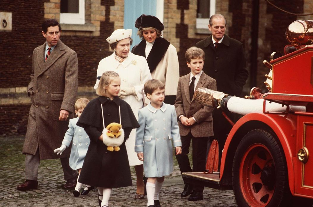 Královna s princem Williamem a princem Harrym