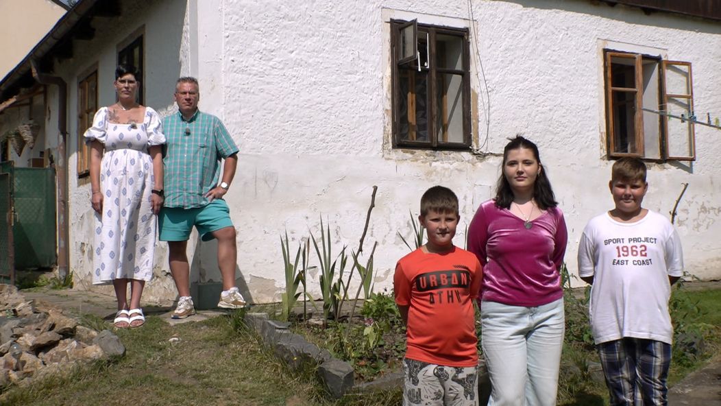Lucie, 39letá žena v domácnosti, žije se svým partnerem Petrem (49), operátorem výroby, a třemi dětmi – čtrnáctiletou Nikolou, jedenáctiletým Dominikem a osmiletým Matyášem ve vlastním domě.