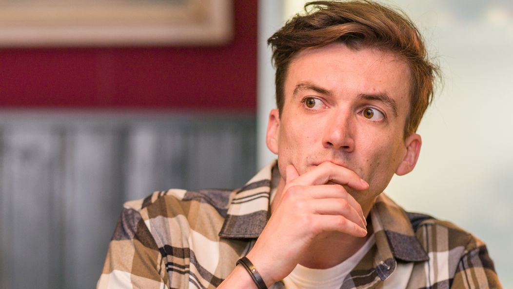 Jakub sleduje Karlu