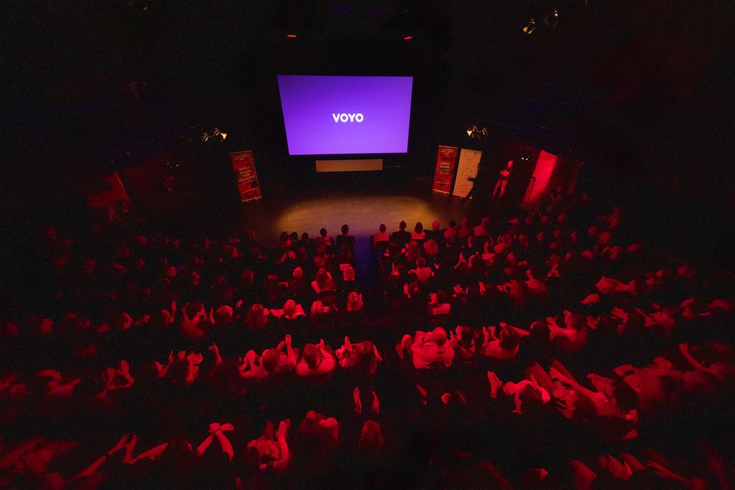 Diváci sledují Studnu v rámci festivalu Serial Killer v Brně