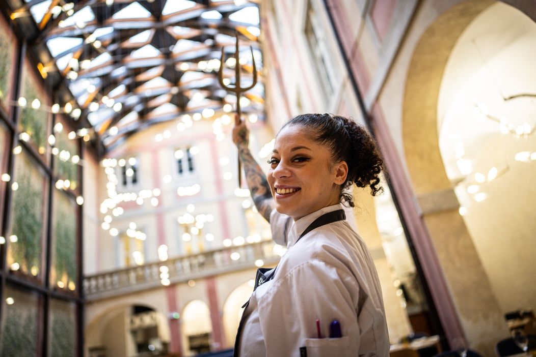 V restauraci vítězku nečekal piedestal ani oslava, ale pěkně od začátku vydávání stejně jako už zajeté kolegy.