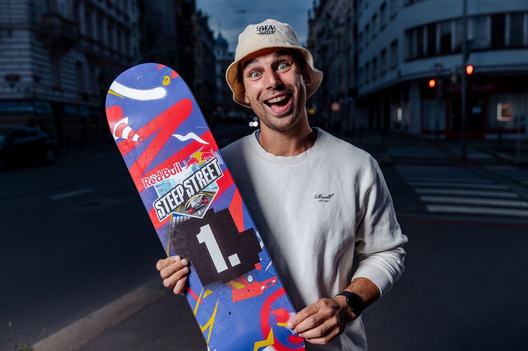 Douwe Macare pózující s vítěznou trofejí z Red Bull Steep Street 2023