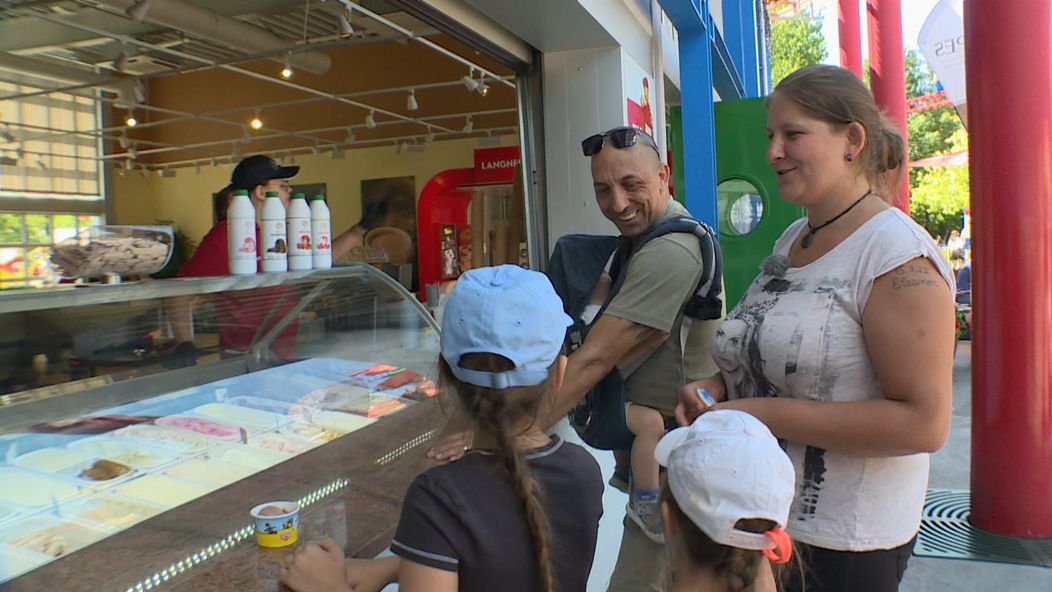 Linda je naopak z Německa příjemně překvapená. Dům se jí líbí, a i když jí zpočátku dělá problém přečíst manuál ve slovenštině, vše zvládá.
