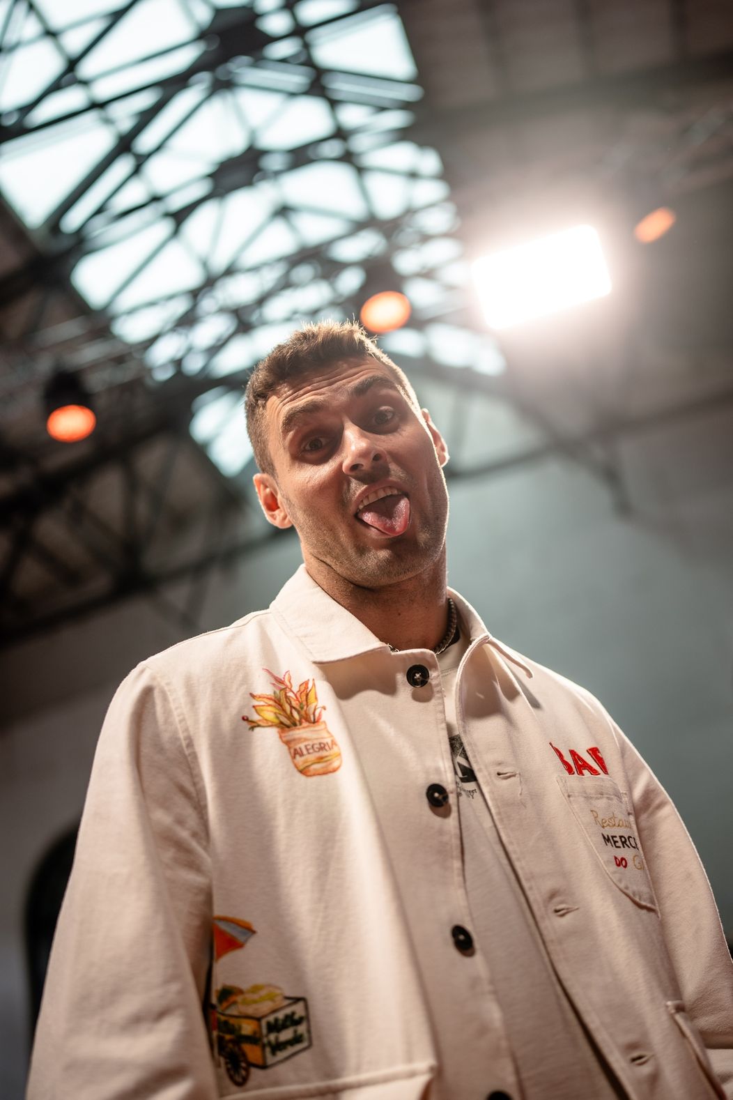 Michal Trabalík si to před fotografy užívá