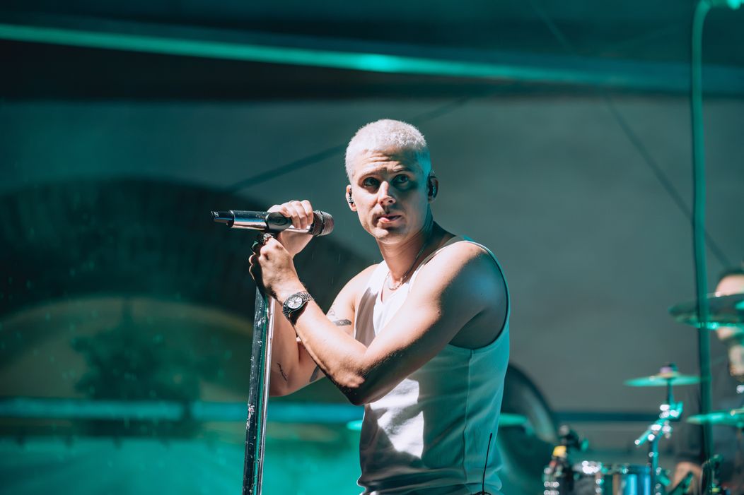Sebastian zazpíval pro zesnulého otce.