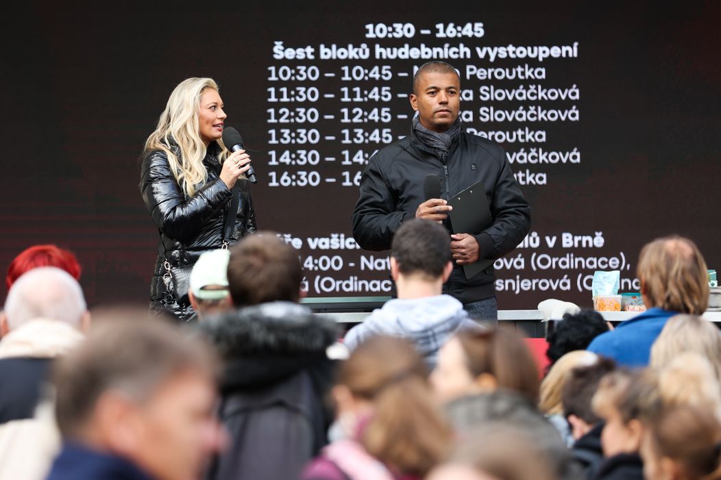 Lucie Borhyová a Rey Koranteng na Dni s Novou v Brně