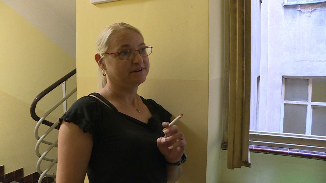 Daniela po příjezdu do Prahy naráží na problémy. Byt jí připadá příliš malý, a navíc první noc trpí, protože malá Eleanor hodně pláče a nikdo se pořádně nevyspí.