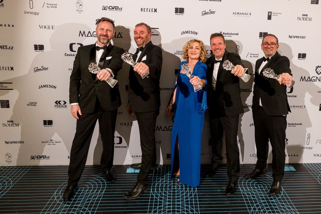 Český Lev 2026 - Jindřich Motýl, Martin Růžička, Tereza Kopáčová, Michal Reitler a Michal Prokeš se soškami za sérii Studna