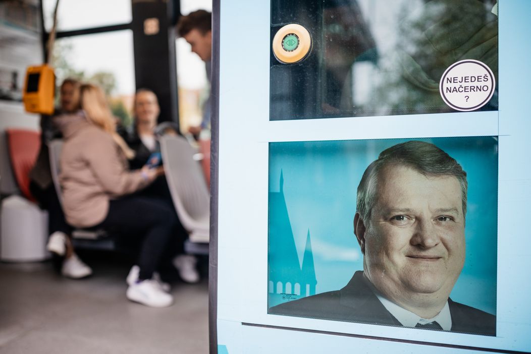 Nastoupili do speciální tramvaje. Čekaly je v ní kvízové otázky, úkoly a hádanky věnované jejich oblíbenému seriálu.