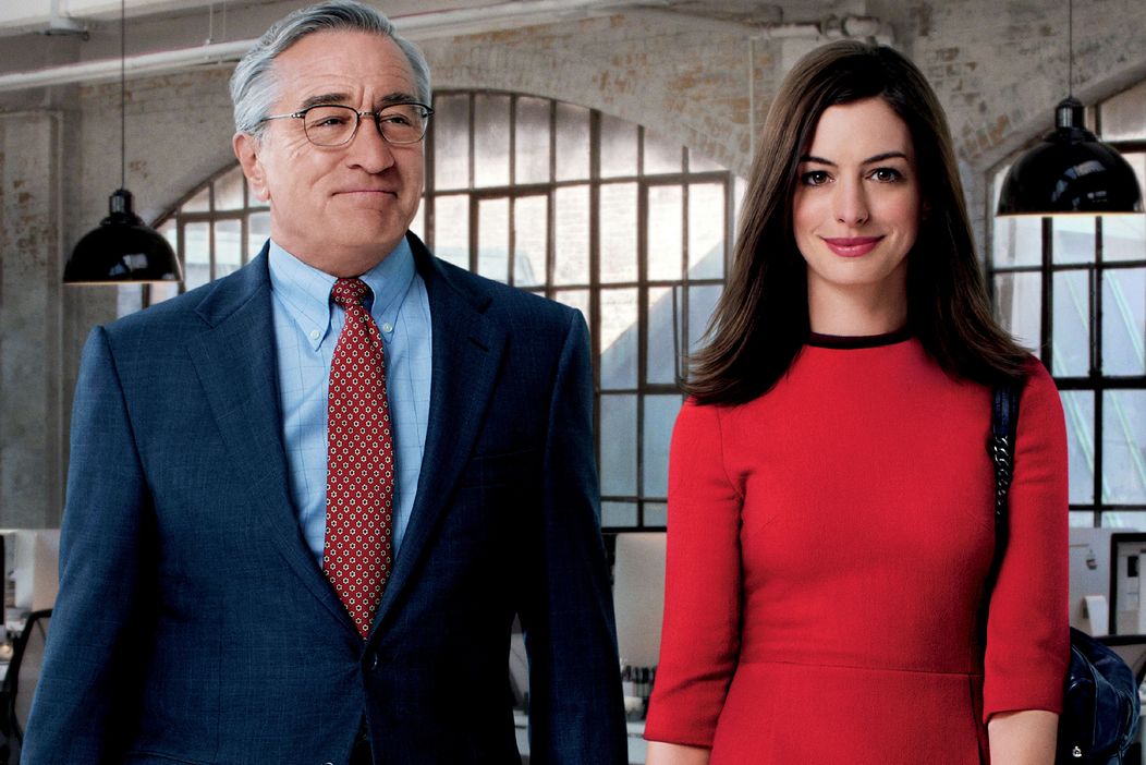 Robert De Niro a Anne Hathaway ve filmu Stážista
