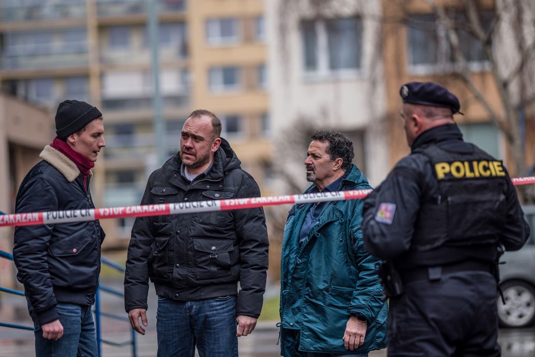 Kovář a Strouhal nerozumí tomu proč chce Hajný tajit, že je policista