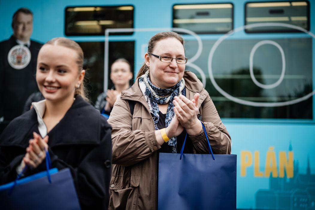 Nešlo ale jen o vědomosti. Stejně jako v seriálu, kde Julie (Michaela Petřeková) s Adamem (Marek Lambora) založí „kamarádskou seznamku“ a pořádají setkání lidí s podobnými zájmy, bylo i tady cílem seznamování. 
