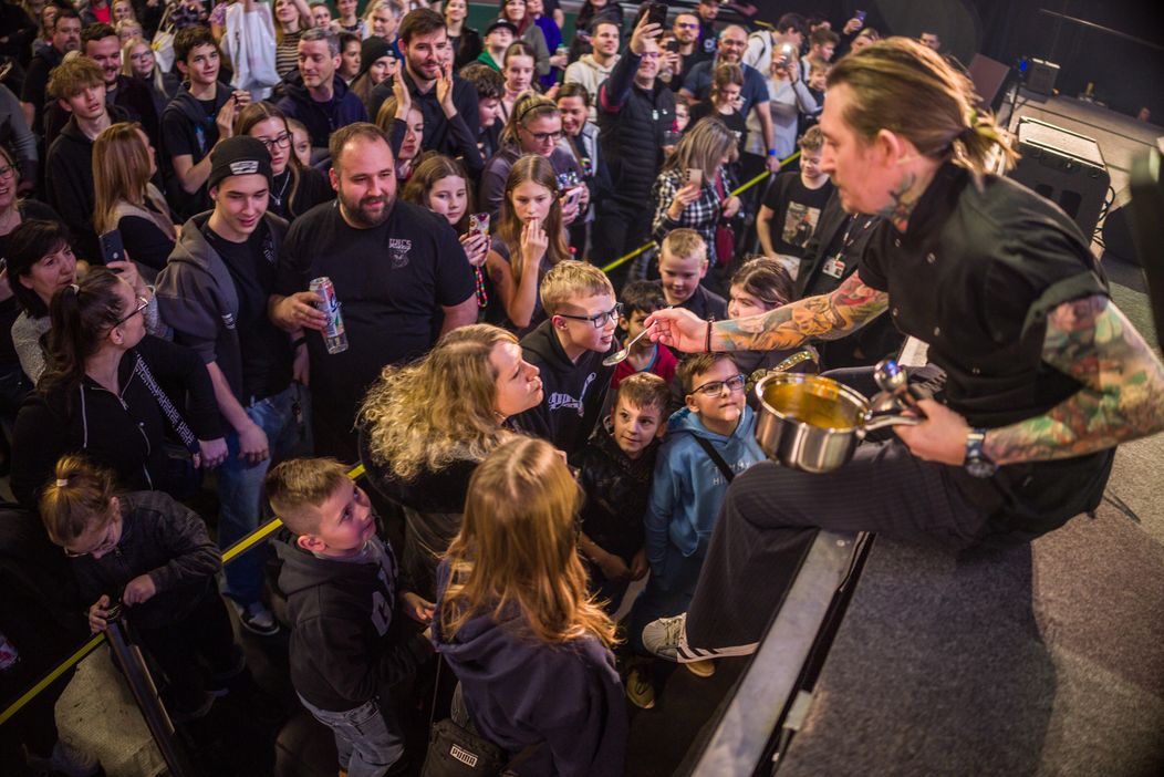 Přemek Forejt dává ochutnat návštěvníkům uvařené jídlo - Nova festival chutí