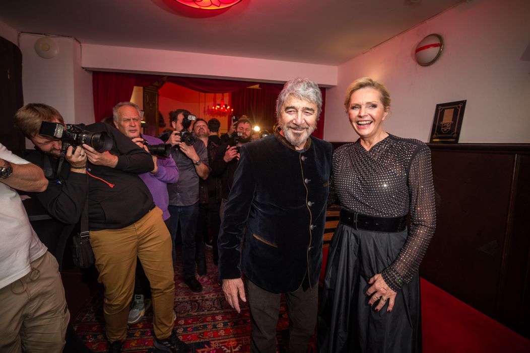 Drupi a Helena Vondráčková v obležení fotografů