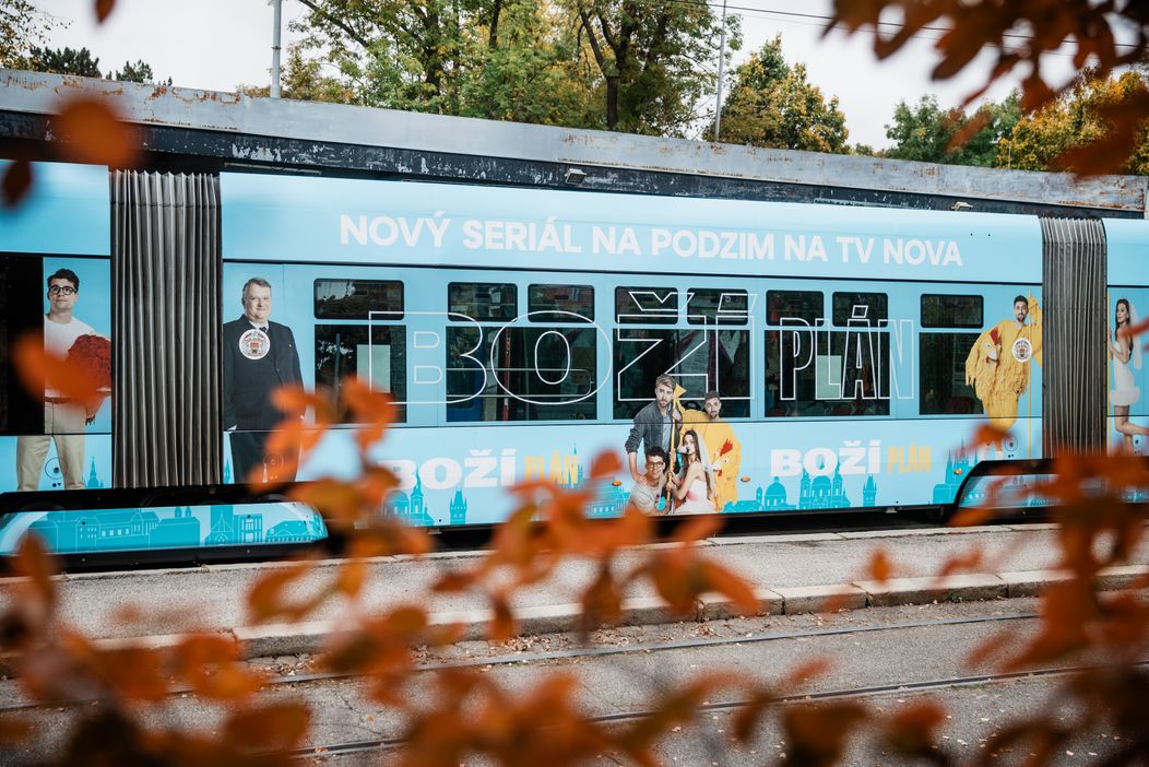 Tramvaj s motivy seriálu Boží plán.