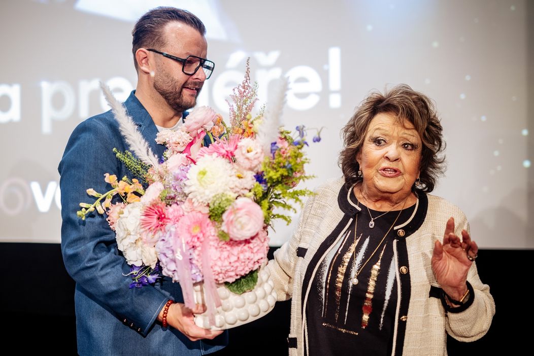 Michal Čoudek předal kytici Jiřině Bohdalové