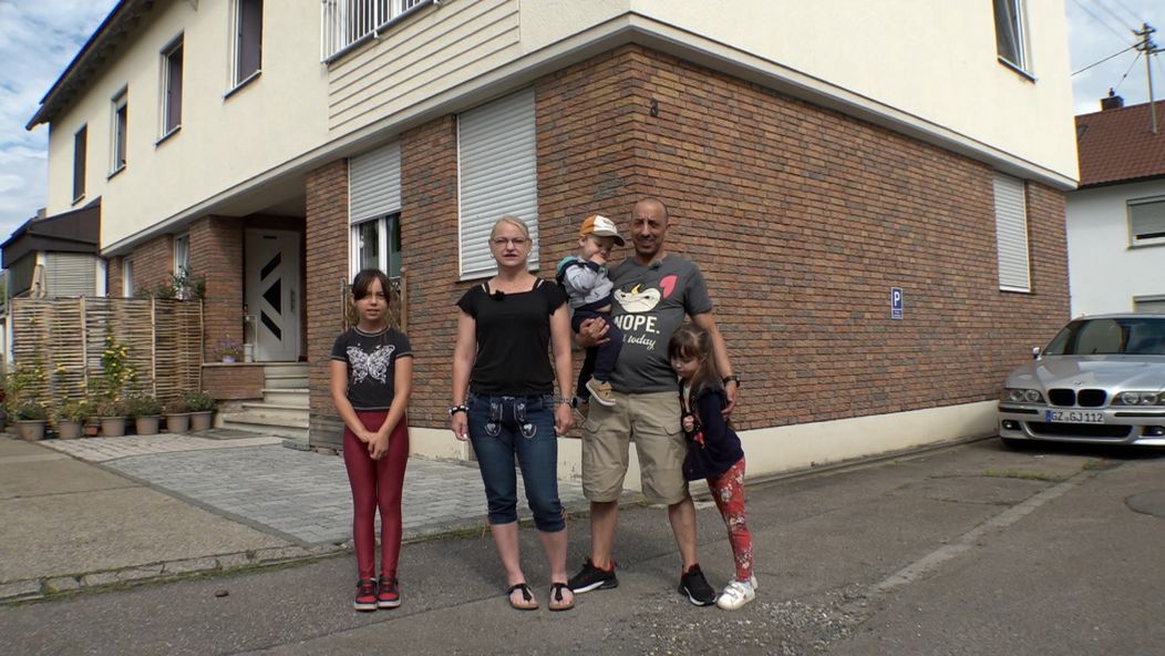 Se svým přítelem Gojem vychovávají čtyři děti – sedmnáctiletou Viky, která je momentálně v nemocnici, devítiletou Vanessu, šestiletou Annu a ročního Kubka.