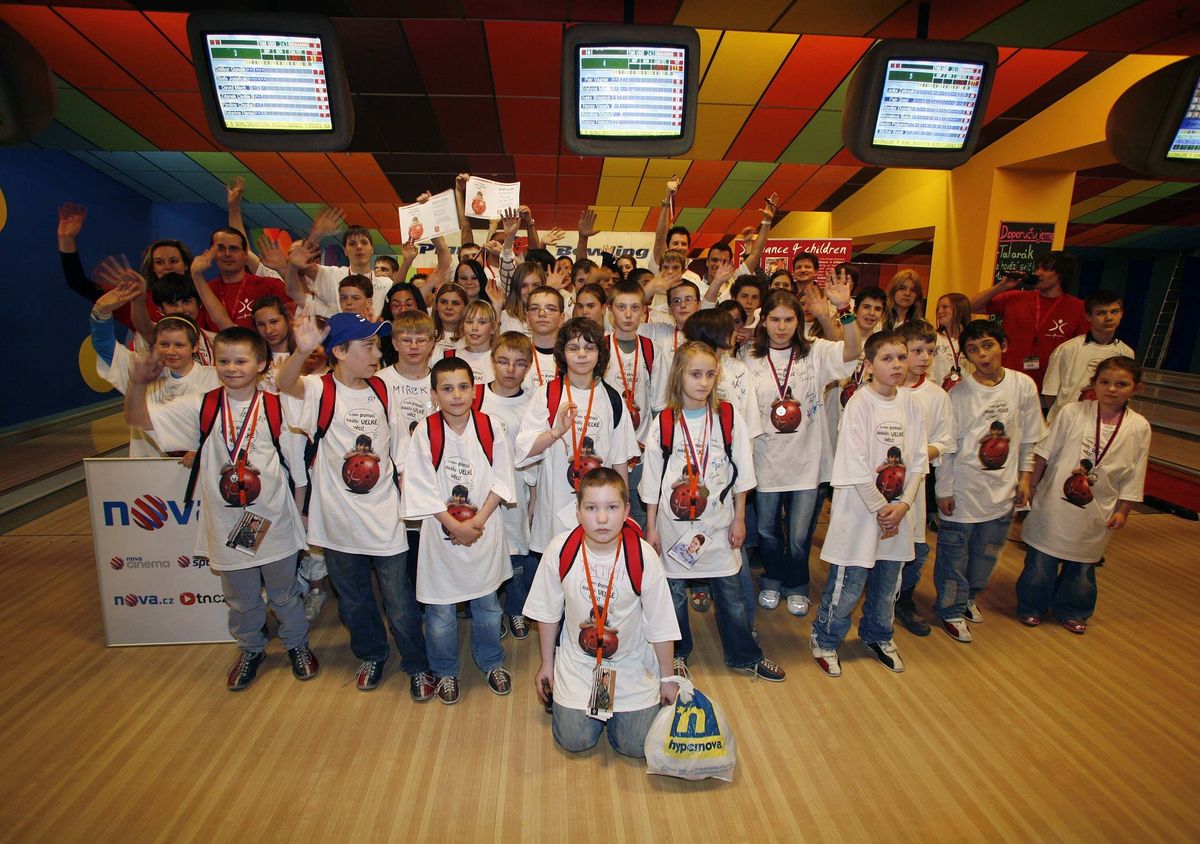 Tváře Novy si s dětmi zahrály bowling TV Nova