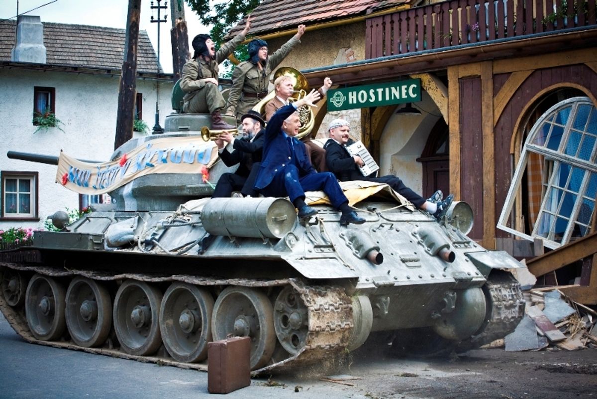 Když do hospody, tak tankem! Do kin přichází 