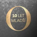 O 10 let mladší