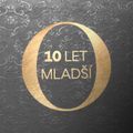 O 10 let mladší