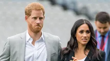 Meghan nepustili za umírající královnou. Harry se o tom pohádal s Karlem